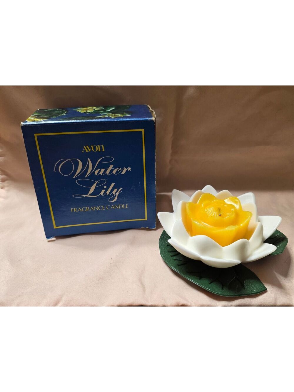 Avon Water lily candle w box